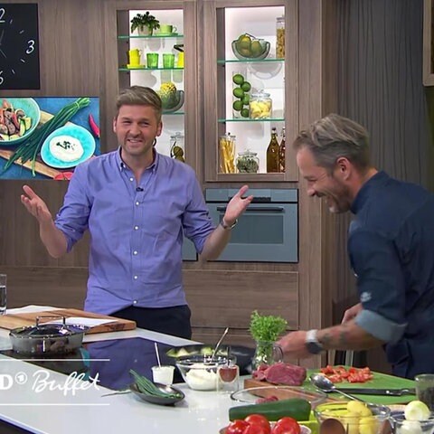 Moderator Johannes Zenglein und Koch Rainer Klutsch im ARD Buffet (Foto: SWR)