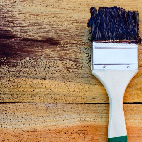 Pinsel auf Holz (Foto: Colourbox)