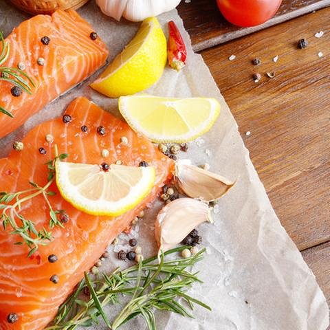 Lachs auf Backpapier (Foto: Getty Images, Thinkstock -)