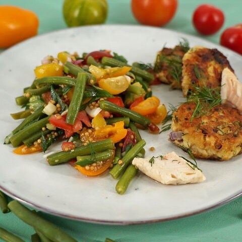 Räucherfischfrikadelle mit Bohnen-Tomaten-Salat (Foto: SWR)