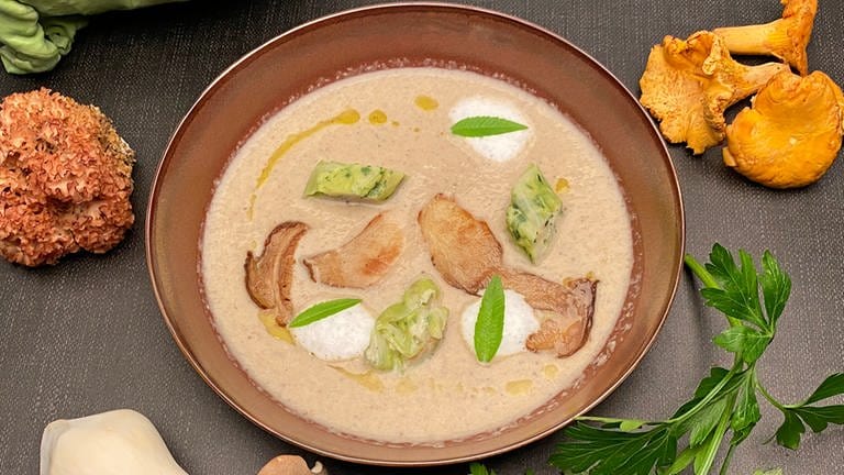 Pilzcremesuppe mit Spitzkohlroulade