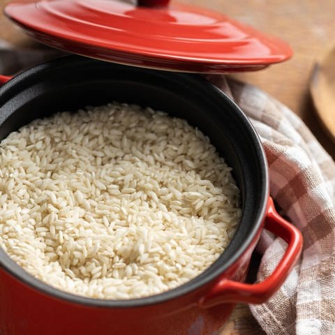 roher Risotto-Reis in einem Topf