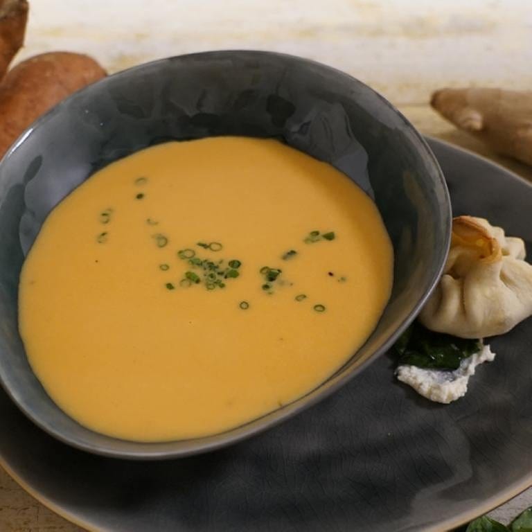 Süßkartoffel-Suppe mit Salsiccia-Strudelsäckchen
