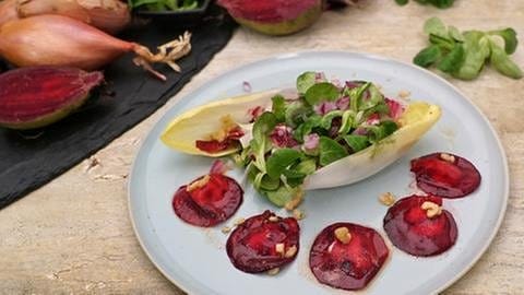 Rote Bete-Ravioli mit winterlichem Blattsalat