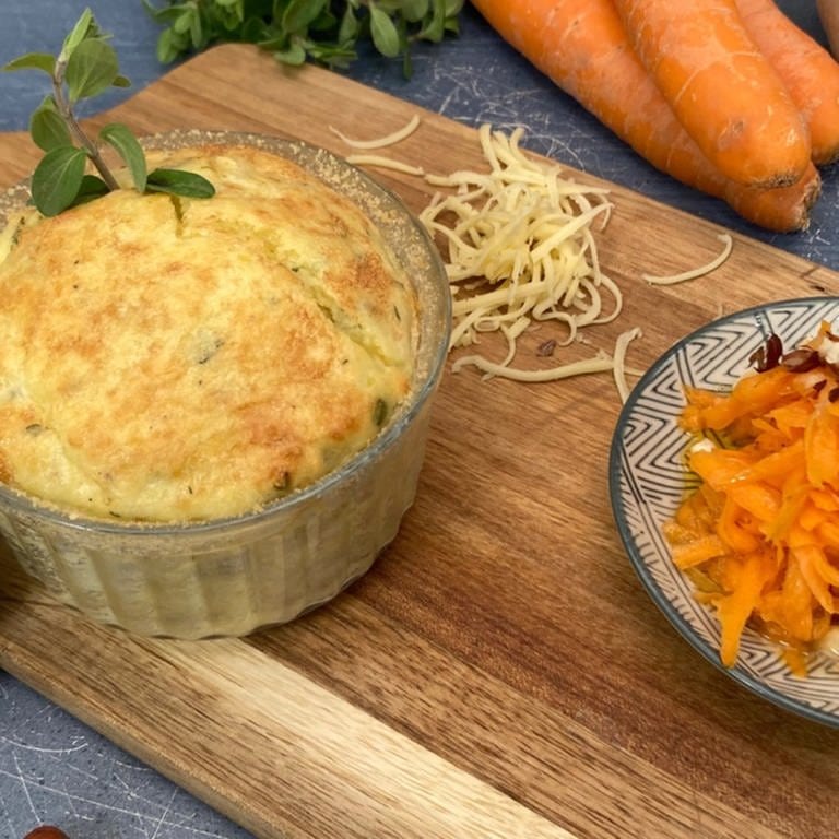 Käse-Kartoffel-Soufflé mit Karottensalat