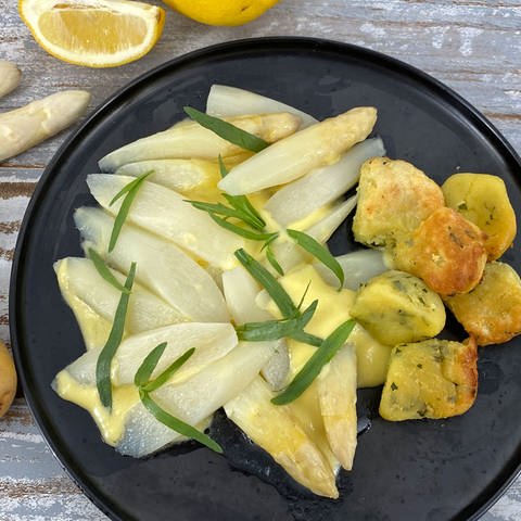 Kartoffelbuchteln mit gedünstetem Spargel und Zitronen-Hollandaise