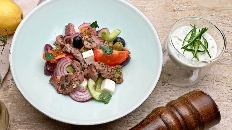 Griechischer Salat mit Pfannengyros