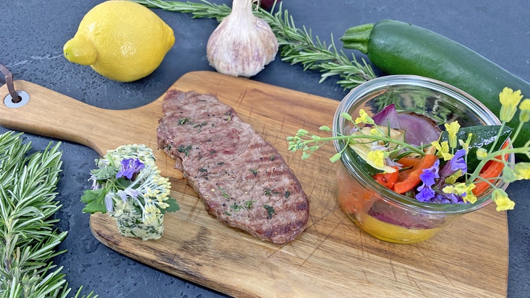 Steak und Gemüse vom Grill mit Kräuterbutter