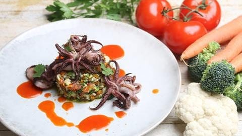 Gemüse-Couscous mit Paprikajus und Calamaretti 