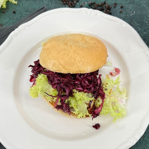 Wildburger mit Rotkohlsalat und gebratenen Pilzen