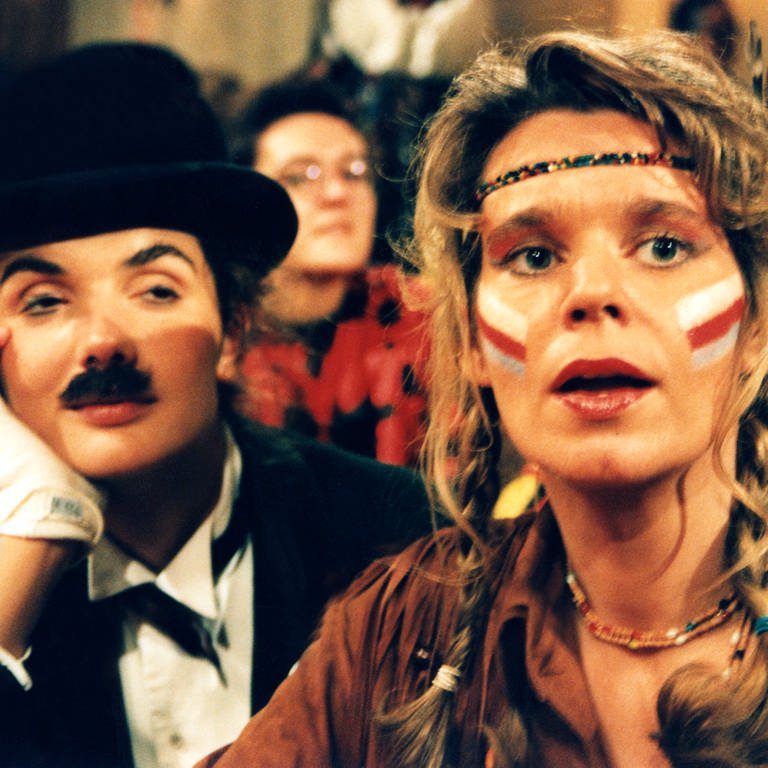 Monique als Charlie Chaplin, Kati als Indianer verkleidet 