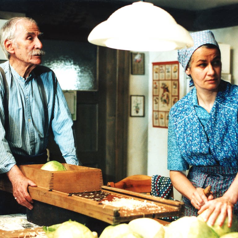 Wilhelm und Johanna verarbeiten Kohl zu Sauerkraut