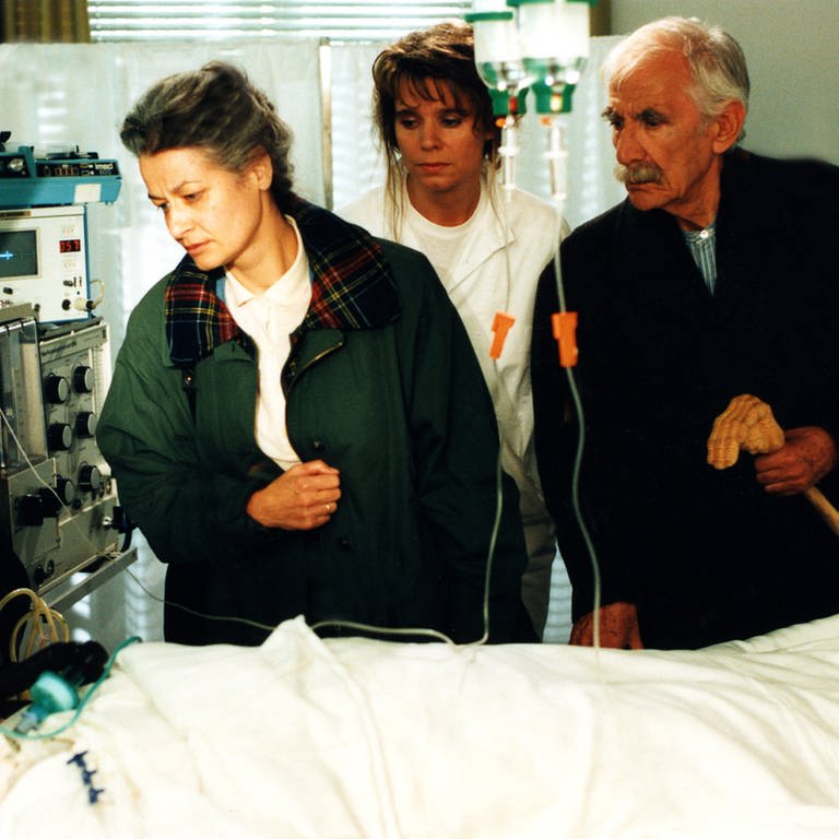 Johanna, Kati und Wilhelm an Marias Krankenbett