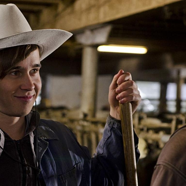 Sebastian und Karl im Stall, Sebastian hat einen Cowboyhut auf