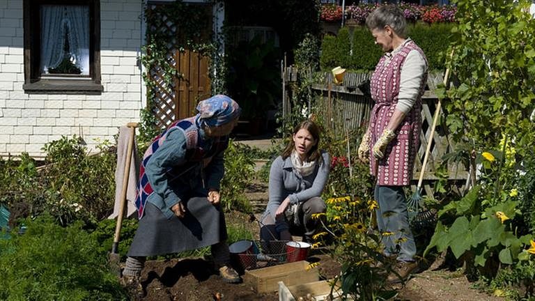 Johanna, Lioba und Celine arbeiten in Johannas Garten