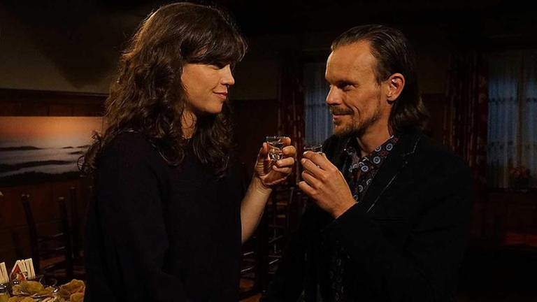 Eva und Constantin trinken Schnaps