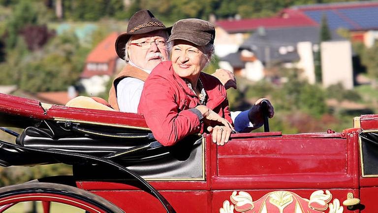 Hermann und Johanna fahren in einer Kutsche