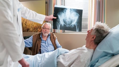 Hermann besucht Schorsch, der von seinem Arzt gerade ein Röntgenbild gezeigt bekommt, im Krankenhaus. (Foto: SWR, d:light/Christian Koch)