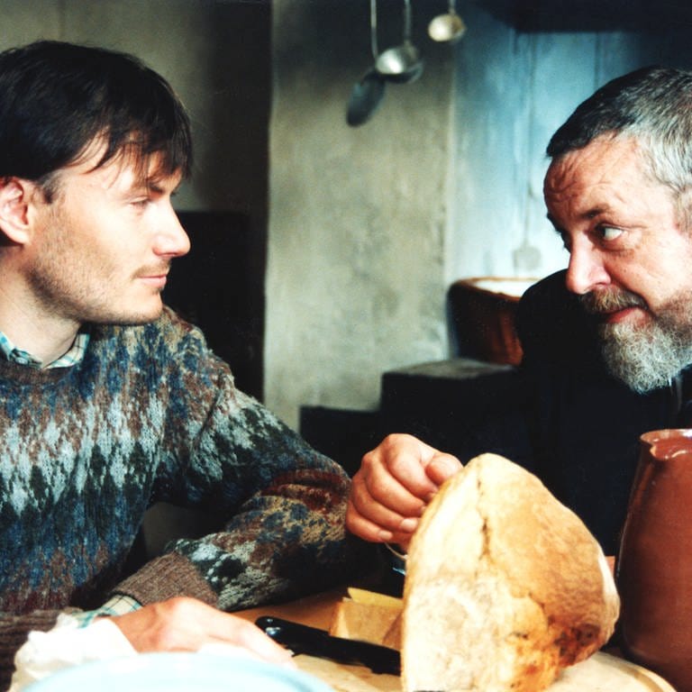 Karl und Hermann sitzen am Küchentisch