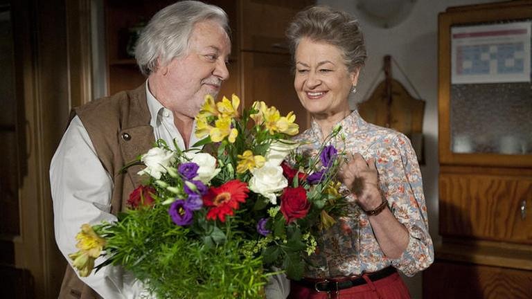 Hermann schenkt Johanna einen Blumenstrauß