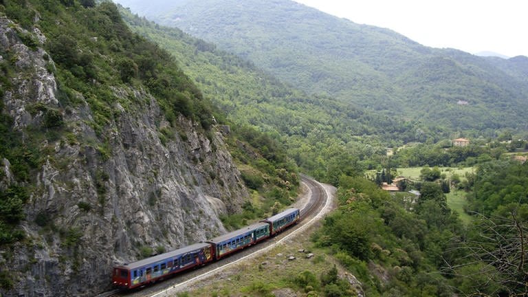 Teilweise ist die Bahnlinie in den steilen Berghang gebaut
