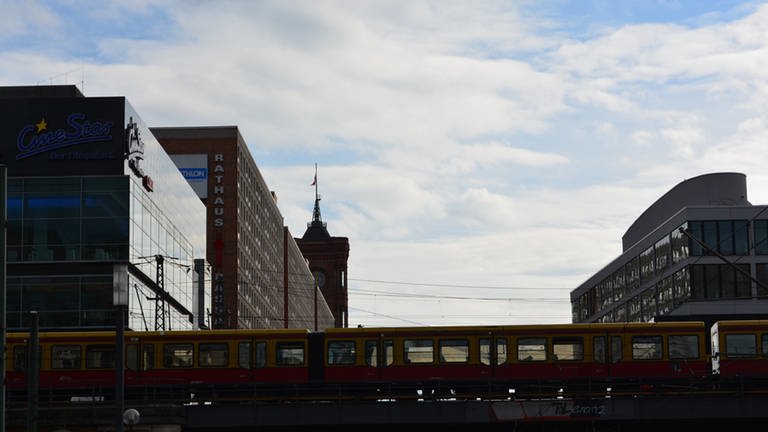 Die S-Bahn in Berlin trägt noch immer ihre traditionelle gelb-rote Farbe. Ihr Streckennetz umfasst 331,5 Kilometer Gleisnetz