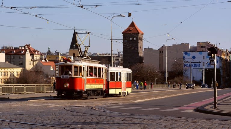 Vom Nahverkehrsmuseum Střešovice starten regelmäßig am Wochenende in der Sommersaison historische Straßenbahnen.