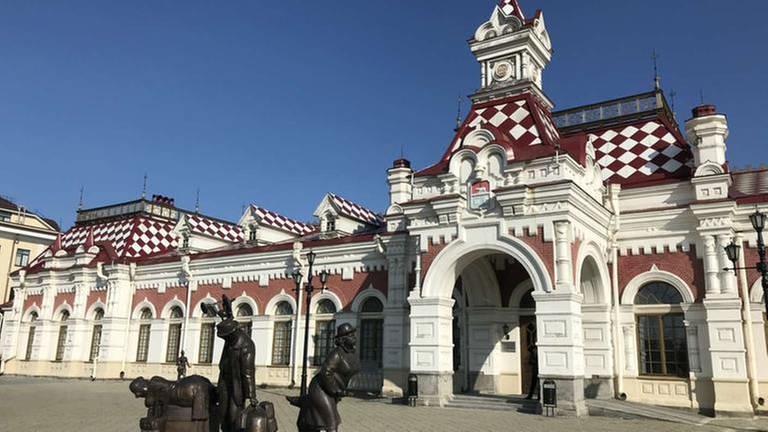 Das Eisenbahnmuseum von Jekaterinburg - auch so beliebt wegen seiner Statuen auf dem Platz vor dem Museum.
