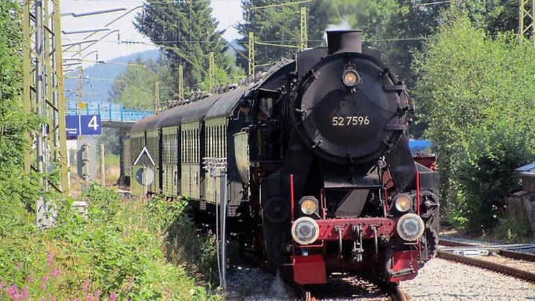 Für den Dampfsonderbetrieb sorgen die Eisenbahnfreunde Zollernbahn mit ihrer Lok, der 52 7596.