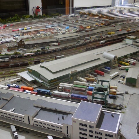 Ehem. Güterbahnhof mit Hauptzollamt. Heute stehen hier ein Einkaufszentrum mit Wohnturm, die Stadtbibliothek und verschiedene Bankgebäude, das Europaviertel. (Foto: SWR, Alexander Schweitzer)
