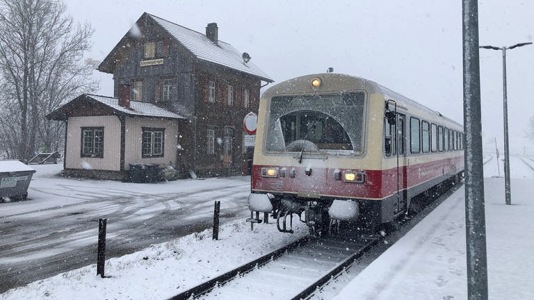 Plötzlicher Wintereinbruch in Kleinengstingen auf der Schwäbischen Alb. Von hier fahren Züge bis Schelklingen mit Anschluss nach Ulm.