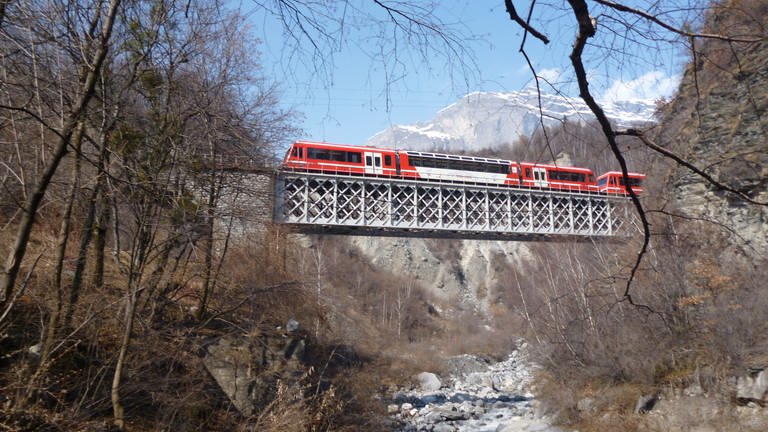 Mont-Blanc Express über dem  Fluss Arve