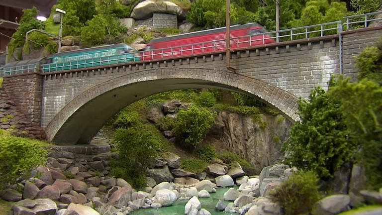 Die Brücken über die Reuss sind naturgetreu nachgebaut.