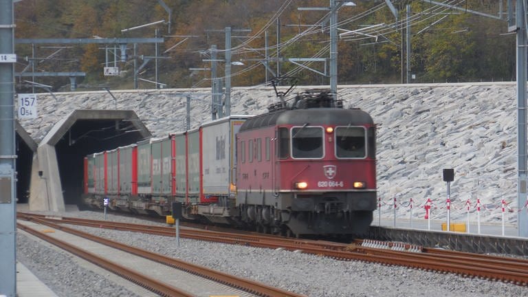 Güterzug im Probebetrieb am Südportal bei Pollegio