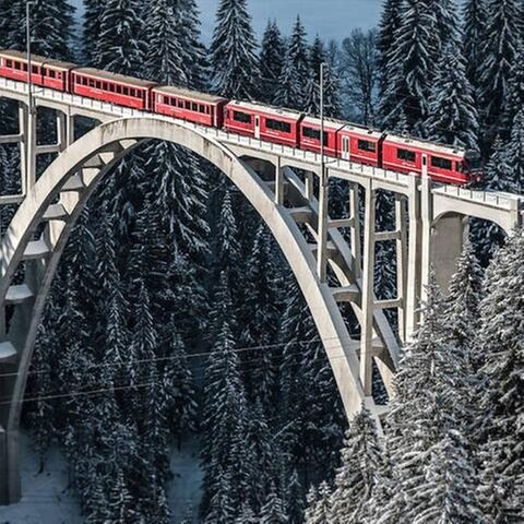 Allegra-Triebzug auf dem Langwieserviadukt (Foto: SWR, SWR - Rhätische Bahn)