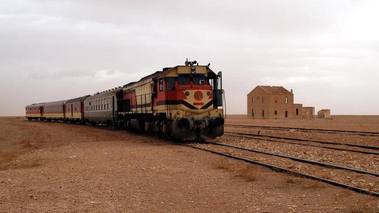 Der Wüstenexpress an einer verlassenen Bahnstation in der Sahara