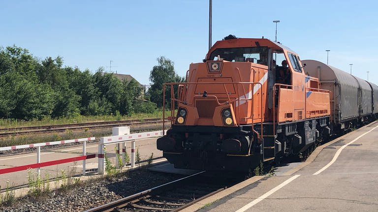 Güterzug im Bahnhof Mengen. Mehrmals in der Woche fährt ein Güterzug die Werke der Firma Tegometall in Krauchenwies und Sauldorf an. Dem Güterverkehr ist es zu verdanken, dass die Strecke heute reaktiviert werden kann.