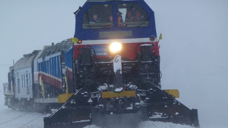 Durch die unwirtliche Schneewüste von Jamal führt die nördlichste Eisenbahnlinie der Welt.