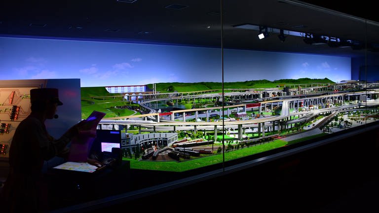 Eine große Modellbahnanlage simuliert den Betrieb in Kyoto von Sonnenaufgang bis Untergang.