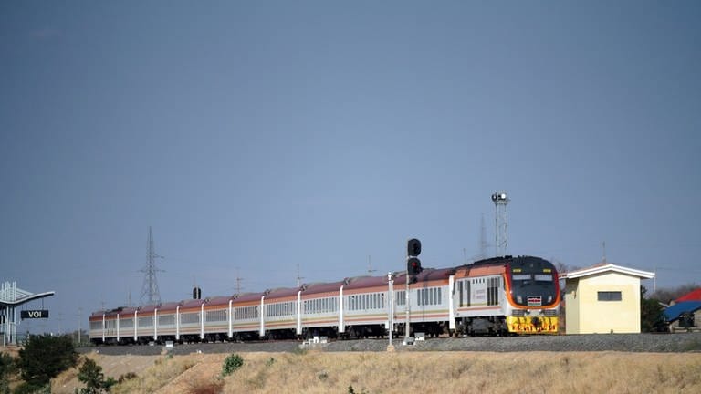 Ausfahrt in Voi. Die schnelle Verbindung Mombasa-Nairobi ist nur mit dem Madaraka-Express möglich – der fährt ohne Stopp durch. 