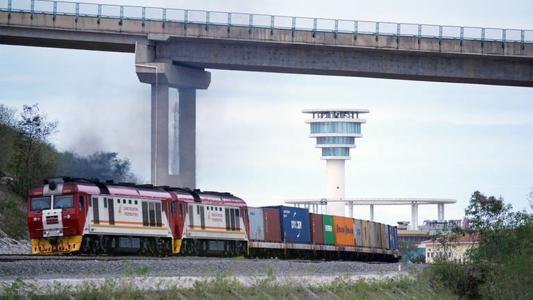 Ein Güterzug verlässt Mombasa. 