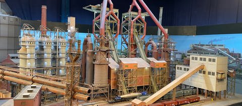 Zwei Hochöfen als besondere Hingucker auf der Modellbahnanlage des Vereins "Reviermodule" (Foto: SWR, Anna Neumann)
