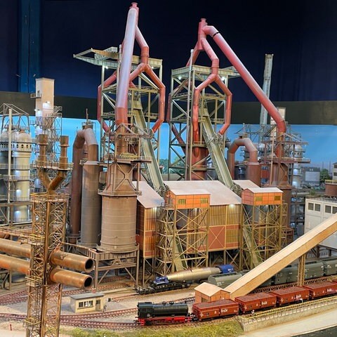 Zwei Hochöfen als besondere Hingucker auf der Modellbahnanlage des Vereins "Reviermodule" (Foto: SWR, Anna Neumann)