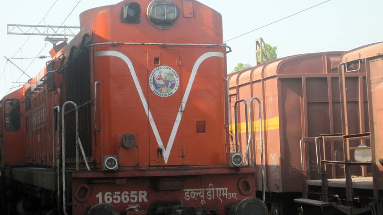 Eines der bekanntesten Ausbesserungswerke liegt in Trichy. Dort werden Loks und Wagen aus dem ganzen Land wieder auf Vordermann gebracht. - Von Villupuram nach Trichy sind es rund 170 km.