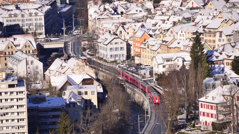 Blick auf Chur mit der Chur-Arosa-Bahn