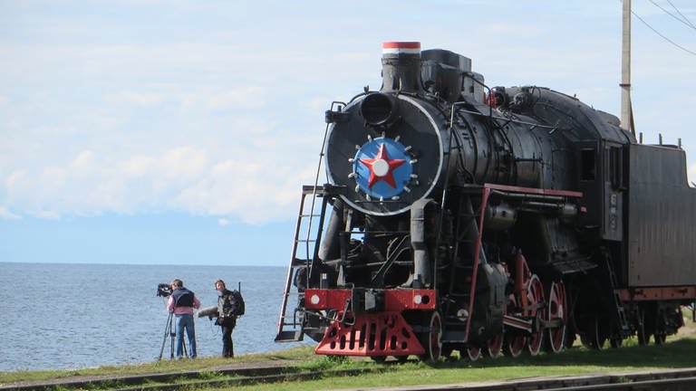 Das Eisenbahn-Romantik-Team beim Dreh: herrliches Sommerwetter am Baikalsee