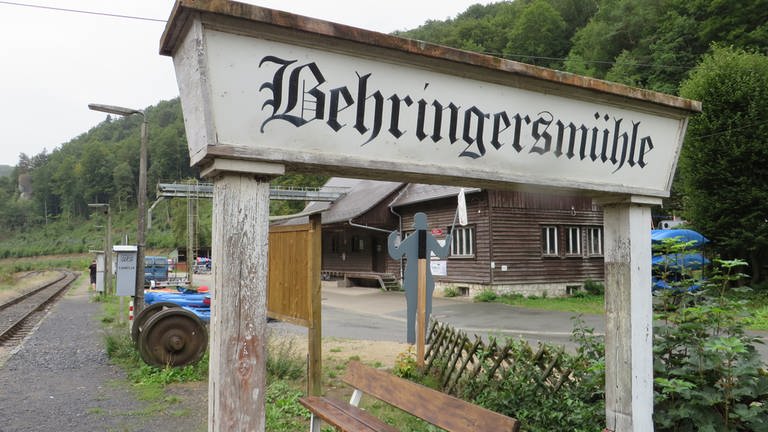 Bahnhofs-Schild Behringersmühle in der fränkischen Schweiz