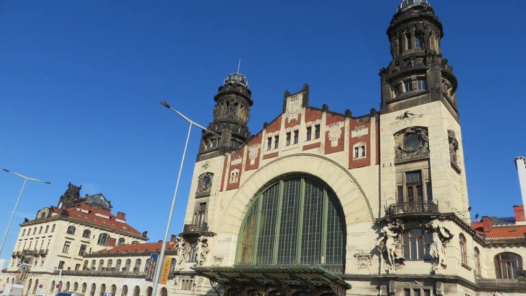 Der wunderschöne Bahnhof von Prag - Frontansicht