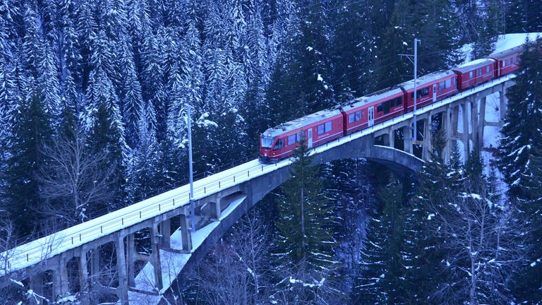 Zug der Chur-Arosa-Bahn auf dem Gründjitobel Viadukt