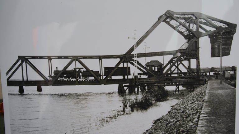 Eine historische Aufnahme der Klappbrücke von Västmanor. Ein mit Dampflok bespannter Güterzug überquert gerade die Brücke.